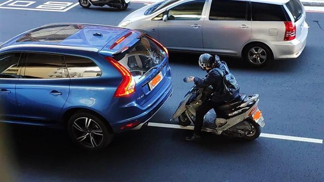 真勇者！騎士頭殼挑戰「瑞典戰車」