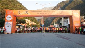 16:9
太魯閣馬拉松起跑（3）太魯閣馬拉松是台灣唯一的峽谷馬拉松，1日清晨起跑，吸引國內外選手參加。自2000年開辦至今，馳名國際，是跑友心目中的經典賽道。中央社記者李先鳳攝　107年12月1日