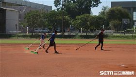 ▲Lamigo投手萬昭清帶學弟在關懷盃整理場地。（圖／記者蕭保祥攝影）