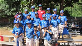 ▲朱俊祥與母校台東三民國小棒球隊合影。（圖／記者蕭保祥攝影）