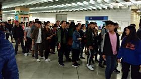 台鐵出站閘門出包！一名網友今（1）日在臉書社團「爆料公社」抱怨，板橋火車站的出站機械「全部癱瘓」，而現場只有一位台鐵員工在處理。原po氣得酸，「我不知道主風泵是什麼、ATP是什麼，我只知道連出站讀卡的機械你們都搞不定」。（圖／爆料公社）