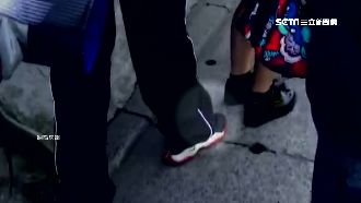 鏡頭綁鞋！公車色狼伸腳偷拍短裙妹