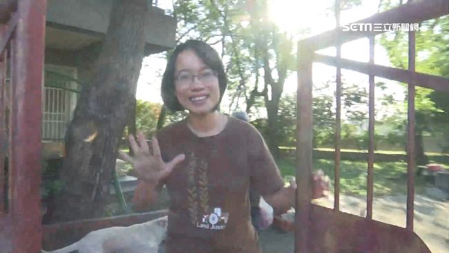 農民送暖！吳音寧做自己光腳丫子接待