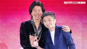 木村拓哉在亞洲時尚大賞頒獎給主廚林泉。（圖／記者林士傑攝影）
