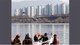 救難當局今（1）日表示，南韓一架消防直升機今日失事墜入首爾漢江，造成機上2名駕駛受傷，但機工長不幸喪生。圖/www.gulf-times.com
