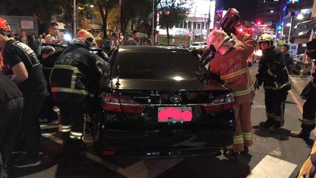 港客來台乘車出遊　竟出車禍受困車內