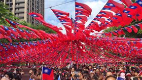 桃園國旗屋自辦升旗典禮（2）桃園國旗屋的主人張老旺，每年都會自辦升旗典禮，今年也在國旗屋、雲南文化公園和周邊道路布滿國旗，展現愛國心，吸引大批民眾參與。中央社記者吳睿騏桃園攝　107年10月10日