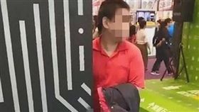 台北,資訊展,打手槍,DIY, Show Girl,紅衣男（圖／翻攝自陳奐冰臉書）