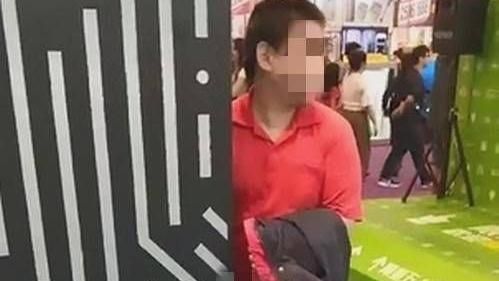 資訊展驚見紅衣男DIY　網友直呼噁