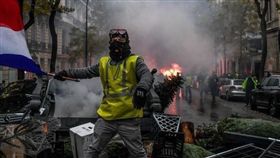 巴黎黃背心示威！警民衝突多人受傷
（圖／翻攝自twitter）