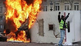 巴黎黃背心示威！警民衝突多人受傷
（圖／翻攝自twitter）