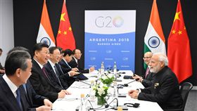 莫迪與習近平在G20場邊舉行雙邊會談印度總理莫迪（右1）與中國國家主席習近平（左2）11月30日晚間率官員在20國集團（G20）峰會場邊舉行雙邊會談。（印度總理辦公室提供）中央社記者康世人新德里傳真  107年12月1日