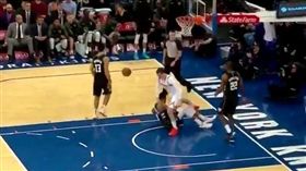 新「胯下之辱」　字母哥慘成海報背景
NBA,紐約尼克,Mario Hezonja,胯下之辱,密爾瓦基公鹿,Giannis Antetokounmpo
翻攝自推特