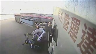 驚險畫面！騎士遭捲曳引車下逃過一劫