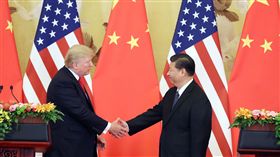 川習北京會見記者（3）中國國家主席習近平（右）與美國總統川普（左）9日在北京人民大會堂共見記者，習近平與川普先後「致詞」說明上午雙邊會談成果，沒有接受媒體提問，也都未提及台灣議題。（中新社提供）中央社  106年11月9日