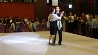 韓國瑜跳華爾滋　李佳芬燦笑藏不住！