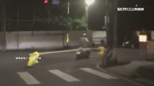這樣太危險！騎士載竹竿左右甩擋路
