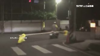這樣太危險！騎士載竹竿左右甩擋路
