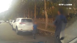 父子肉身佔停位還嗆駕駛：不然你撞我