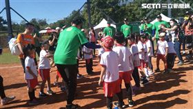 ▲陳偉殷棒球訓練營與6、7歲幼兒互動。（圖／記者林辰彥攝影）