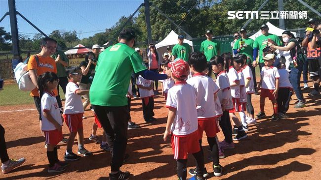陳偉殷娃娃音　給幼兒棒球初接觸回憶
