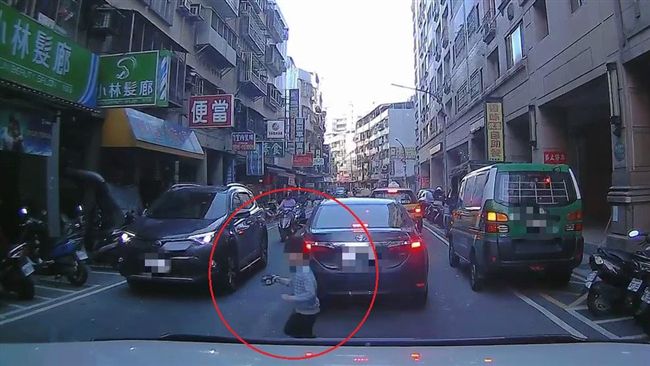 男童闖車陣險遭撞　他按喇叭救2家庭