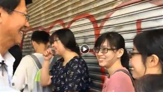 龍介仙最高票請米粉　女粉絲攬緊緊！