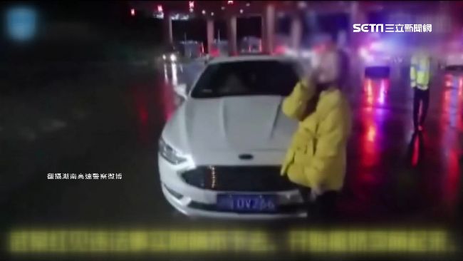 「我這麼正別抓我」女無照駕駛還耍賴