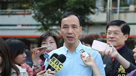 朱立倫：珍惜為民服務機會　卸任才談生涯規劃新北市長朱立倫（中）1日參加新店大豐國小120週年校慶時受訪表示，台灣不要每天都在談選舉，他珍惜每一天為人民做事情的機會，至於他自己往後的生涯規劃，將在卸任後說明。（市府提供）中央社記者黃旭昇新北傳真　107年12月1日