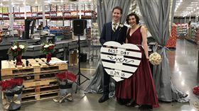 美國新人選在兩人第一次約會的地方「好市多」辦婚禮。（圖／翻攝nbcsandiego）