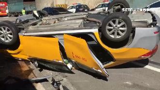 小黃爆胎翻覆！夫妻逃出嚇到說不出話