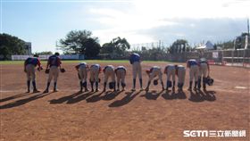 ▲花蓮光復國小向棒球場敬禮。（圖／記者蕭保祥攝影）