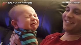 ▲寶寶似乎相當痛苦，爸爸卻在一旁開心笑著。（圖／翻攝自AP/Jukin Media）