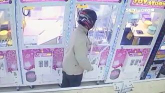 前台主變賊！「萬用鑰匙」開娃娃機台