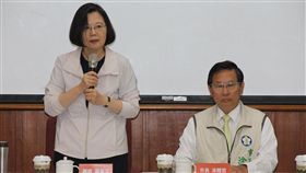 蔡總統嘉義市出席民進黨座談會（2）總統蔡英文（左）2日下午參加民進黨嘉義市座談會表示，將拿出令人民有感的執政，讓人民感受真正受到照顧。右為嘉義市長涂醒哲。中央社記者江俊亮攝　107年12月2日