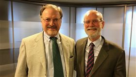 中央社專訪楊甦棣與譚慎格前美國在台協會處長楊甦棣（右），與美國國際暨戰略中心計畫主任譚慎格（左）2日接受中央社專訪。中央社記者繆宗翰攝　107年12月2日