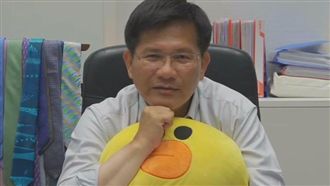 林佳龍抱莎莉告白台中：打死也不離開