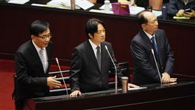 賴揆立院報告並備詢行政院長賴清德（中）27日到立法院進行「1021普悠瑪事故等東部交通運輸問題」專案報告，並備質詢。左為交通部長吳宏謀，右為行政院政務委員吳澤成。中央社記者孫仲達攝  107年11月27日