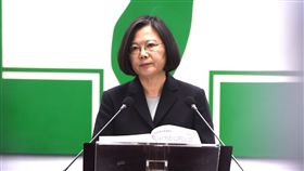 蔡英文中常會前發表談話（2）辭去民進黨主席的總統蔡英文28日在民進黨中常會前發表談話，再次向民進黨支持者表達歉意，期許所有執政團隊虛心檢討、勇於改變，台灣人民會疼惜民進黨，會再給民進黨機會。　　中央社記者孫仲達攝　107年11月28日