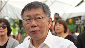 北農解職吳音寧　柯文哲：民進黨解決自己問題台北農產運銷公司29日召開董事會，通過總經理吳音寧即日起解職。台北市長柯文哲（前）30日出席「2018士林官邸菊展」開幕記者會前受訪表示，這是民進黨解決自己的問題，「也不干我的事」。中央社記者裴禛攝　107年11月30日