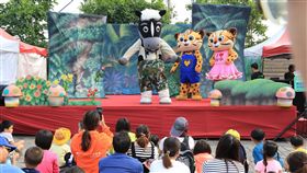 花博吉祥物短劇登場　樂虎提前慶生台中市政府新聞局2日在花博外埔園區舉辦花博吉祥物家族短劇表演，並為3日生日的石虎家族姐姐「樂虎」（後右）慶生，氣氛熱鬧。（台中市政府提供）中央社記者趙麗妍傳真　107年12月2日