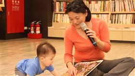 培養孩子外語能力　旅歐作家籲學好母語（2）旅居瑞士多年的兒童繪本「台南樂多多」作者郭芳君（右）2日在台南政大書城出席導讀分享會，她鼓勵父母或祖父母可以試著用最擅長的母語來為孩子導讀繪本。中央社記者楊思瑞攝　107年12月2日