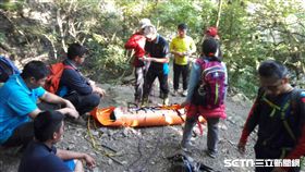 苗栗虎山登山客摔傷／翻攝畫面