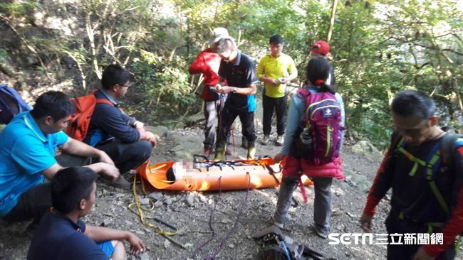 男登虎山摔傷　警消徒手搬運下山搶救