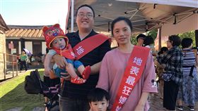 林安泰古厝抓週　突破一萬個家庭參與台北市民政局在林安泰古厝舉辦抓週收涎活動，從民國104年以來，至今已有許多家庭參與，而第一萬個參與抓週活動的「福氣寶寶」是洪小弟弟，獲得特製肚兜一件，爸爸笑說，這是全家最好回憶。（民政局提供）中央社記者梁珮綺傳真　107年12月2日