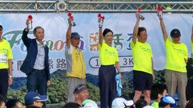 台塑樂活盃宜蘭生態路跑3600跑友共襄盛舉台塑企業2日上午在宜蘭礁溪龍潭湖風景區舉辦Formosa樂活盃-宜蘭生態路跑活動，由台塑企業管理中心常務委員王瑞瑜（右3）領軍開跑，超過3600位跑友共襄盛舉。中央社記者韓婷婷攝　107年12月2日