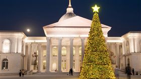 奇美博物館慶耶誕　展館首度夜間開放奇美博物館在12月的兩個週末假日推出「HOHOHO聖誕週末」活動，首度在夜間開放展館，並在戶外打造一座幸福耶誕樹。（奇美博物館提供）中央社記者楊思瑞台南傳真　107年12月2日