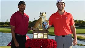 伍茲（左）以主人身分頒獎給奪冠的朗恩。（圖／美聯社／達志影像）