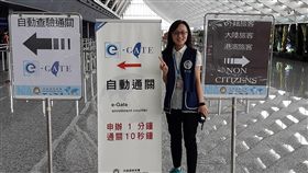 大專生公部門見習　協助桃機自動通關東吳法律系學生曹婕透過大專生公部門見習計畫，到桃園機場見習，協助旅客使用自動查驗通關系統。（青年署提供）中央社記者許秩維傳真　107年12月2日