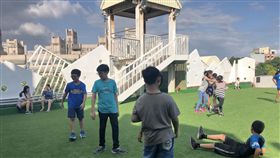 竹市科園國小頂樓好好玩　成孩童秘密基地新竹市科園國小頂樓防水工程已完工，成為孩童的運動空間，一旁還能種植農作物，進行食農教育，現已成為孩子們最愛去的秘密基地。（科園國小提供）中央社記者魯鋼駿傳真　107年12月3日